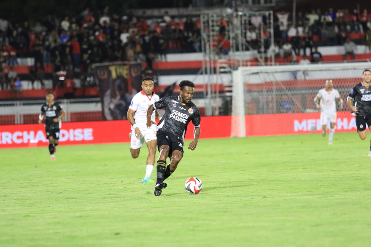 Cornelius Stewart telan kekalahan ketujuh musim ini di Kie Raha (Foto: Semen Padang FC id)